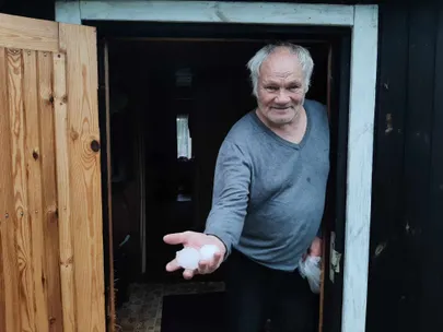 Harri Sooäär Sõrvest näitab peopesasuuruseid raheteri.