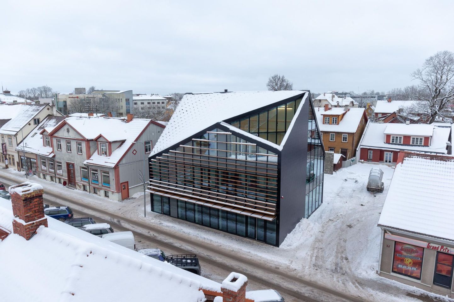 Viljandi vanalinna piirkonnas Tartu tänaval äsja valminud büroohoonesse kolib peagi SEB pank.