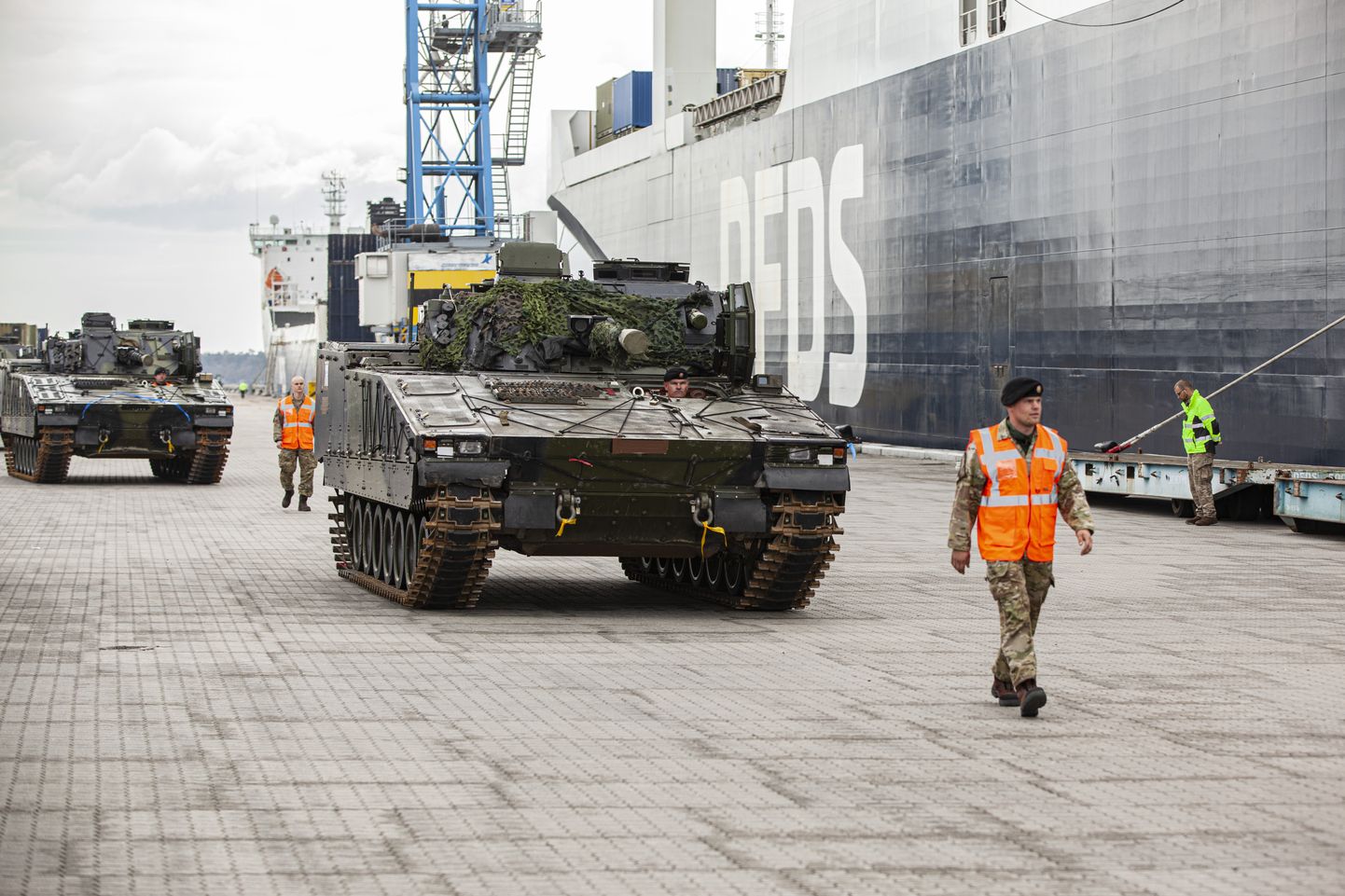 Rīgas ostā ierodas Dānijas militārās tehnikas vienības