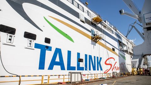 Mees suri Tallink Silja Line'i laeval Helsingi sadamas