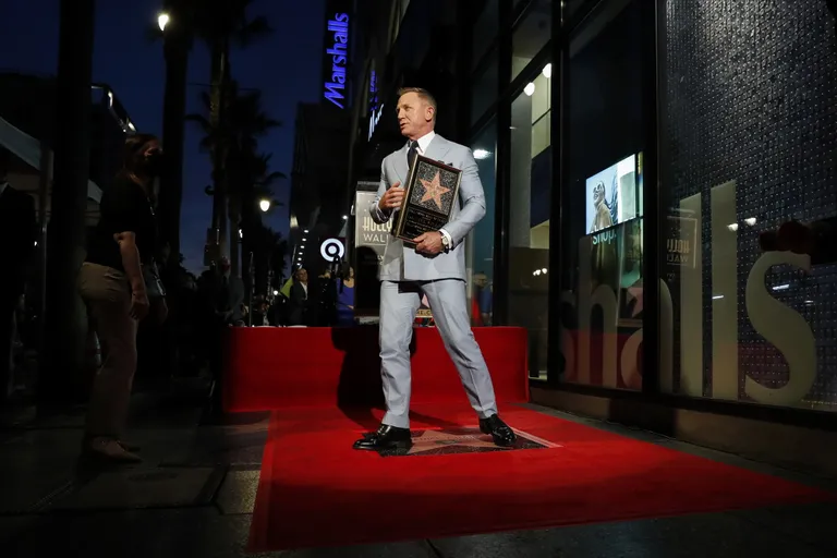 Daniel Craig Hollywoodi kuulsuste alleel oma tähe avamisel.