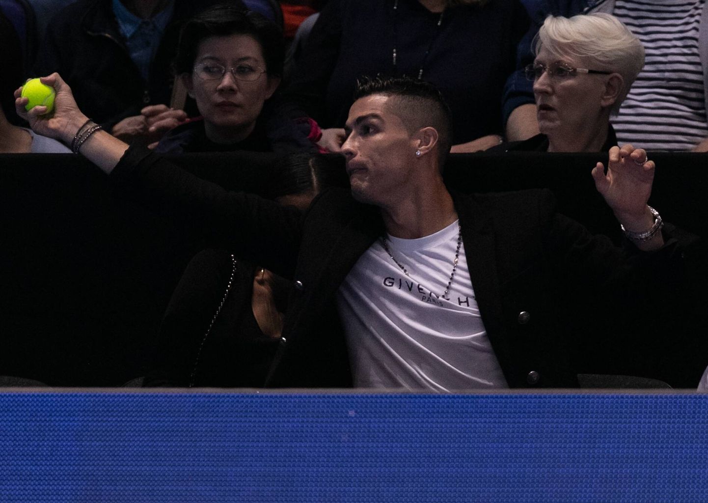Cristiano Ronaldole meeldib tennis. Fotosilma tabatud hetkel püüab vutitäht väljakult välja löödud palli John Isneri ja Novak Djokovici vahelises matšis.