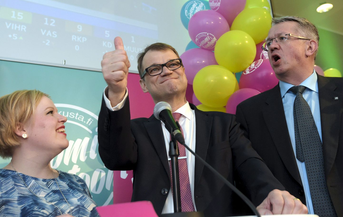 Juha Sipilä (keskel) valimisvõitu tähistamas.