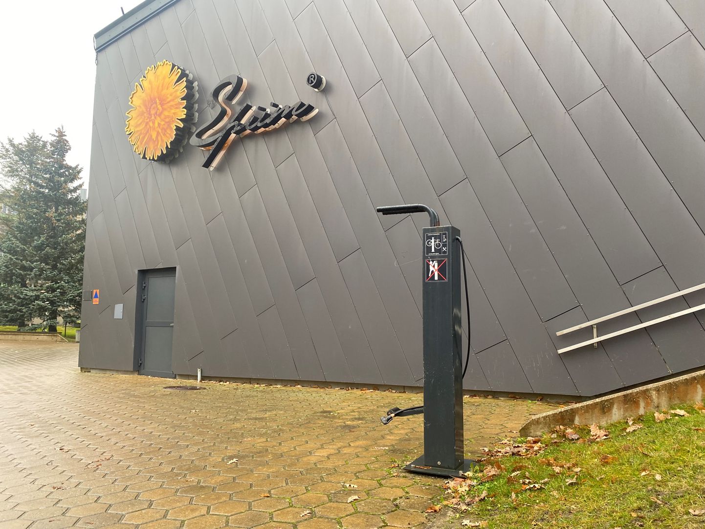 E-Piima spordihalli ees asuv jalgrataste hooldus/teeninduspunkt.