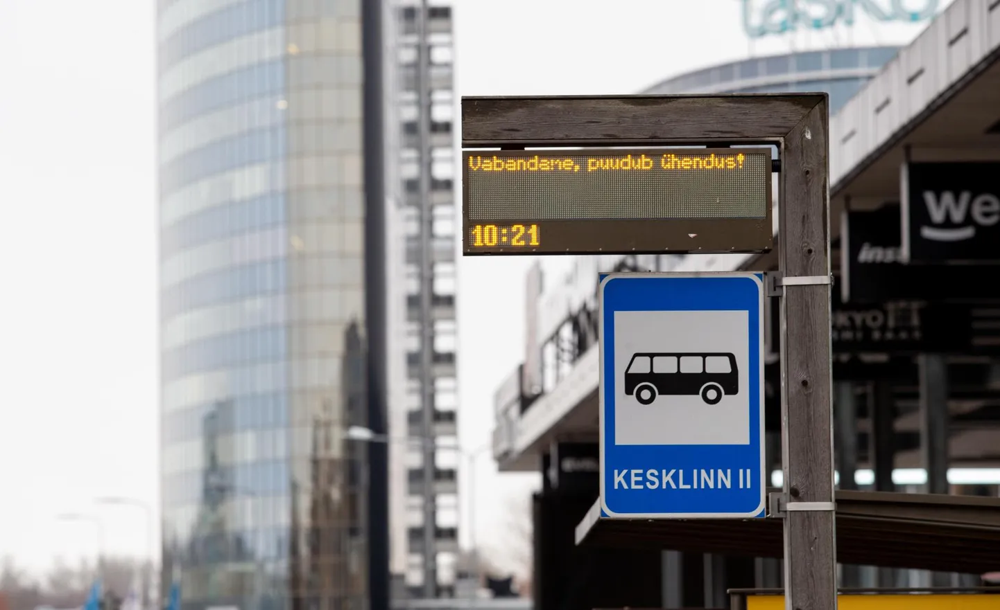 Vahelduva eduga vaatab tabloodelt vastu kas ainult kellaaeg või tekst «Vabandame, puudub ühendus!».