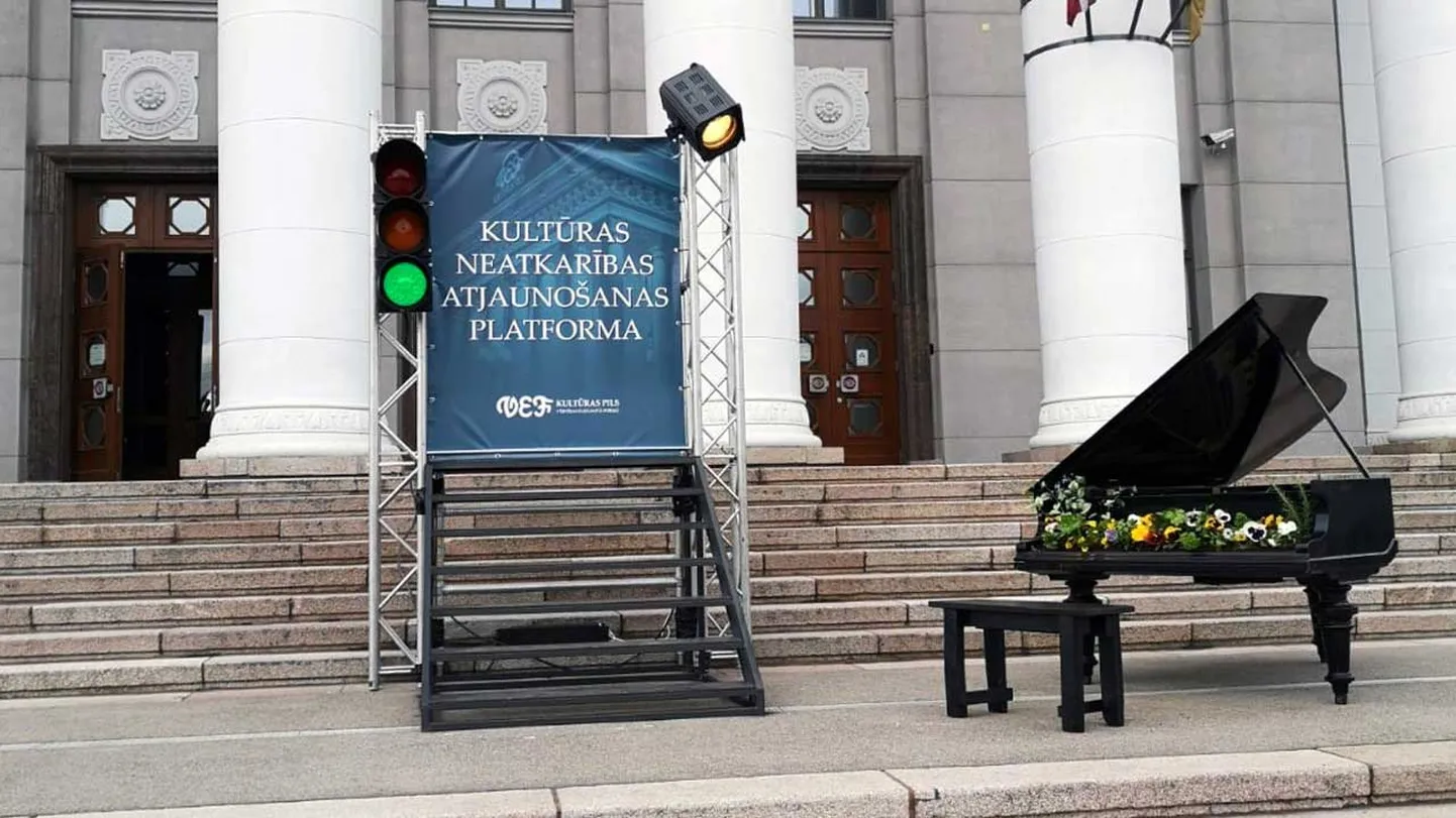 Pie VEF pils jauna instalācija - veltījums pandēmijas novārdzinātajai kultūrai