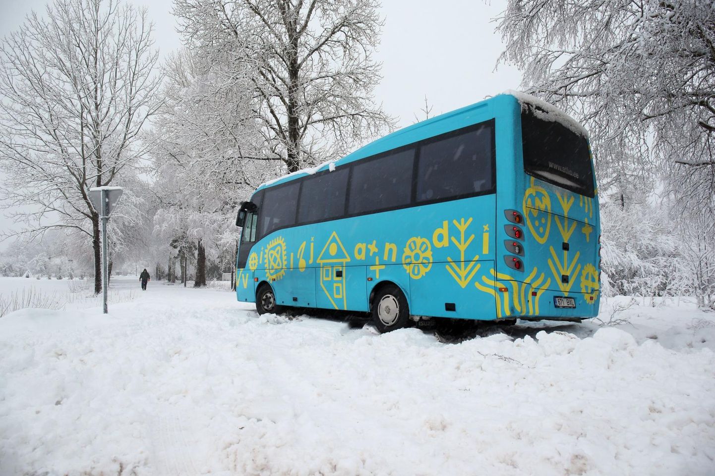 Päidres jäi buss lumevangi ning sõitjad pidi ära viima abibuss.