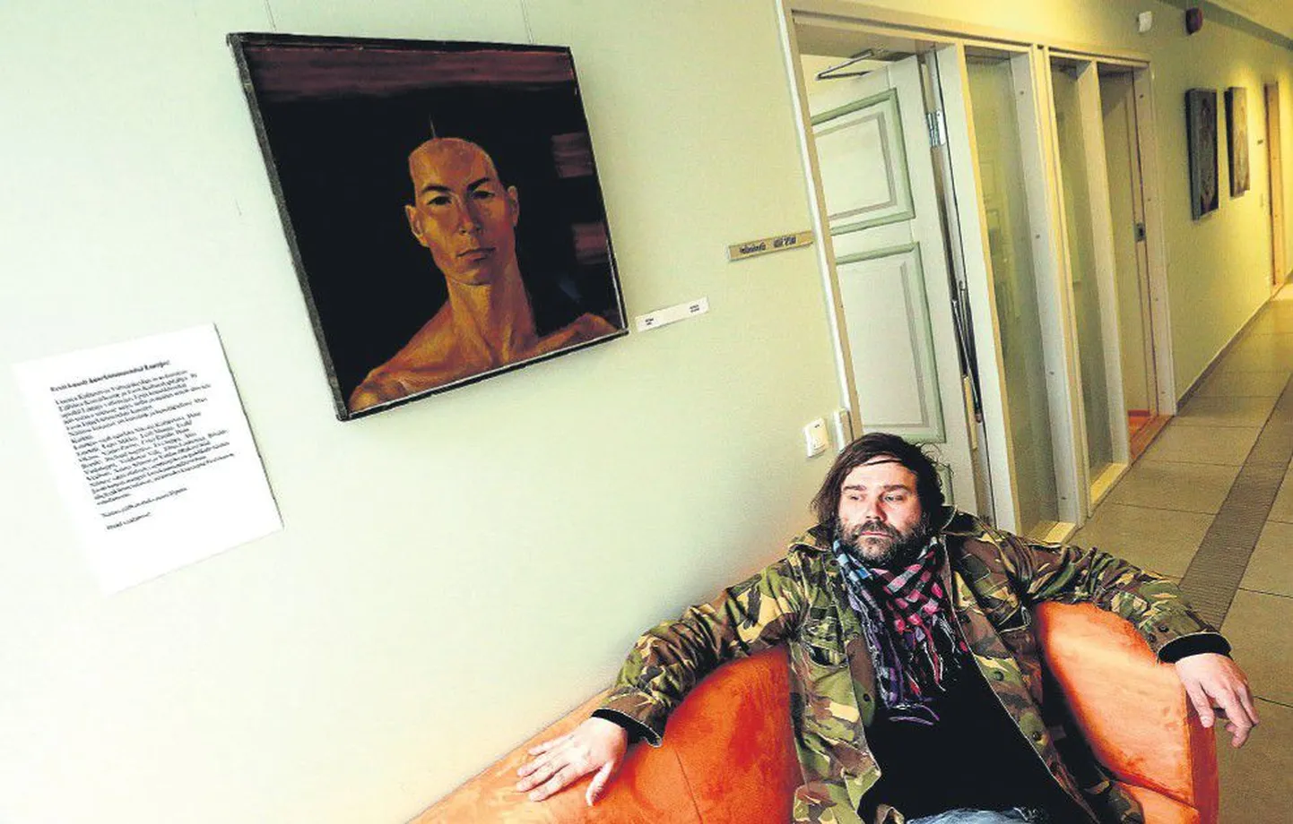 Luunja kultuuri- ja vabaajakeskuse direktor Toomas Aru istus vallamaja koridoris Eesti 1960. aastate kunsti näituse kuraatori Mari Kartau ema Evi Sepa autoportree (1969) all ja mõtles: «Kunst kuulub rahvale.»