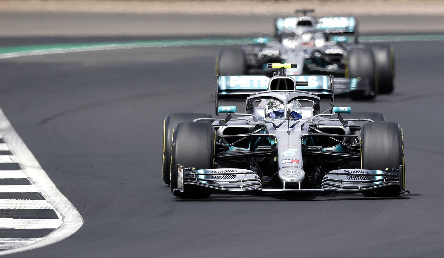 Valtteri Bottas (eespool) ja Lewis Hamilton.