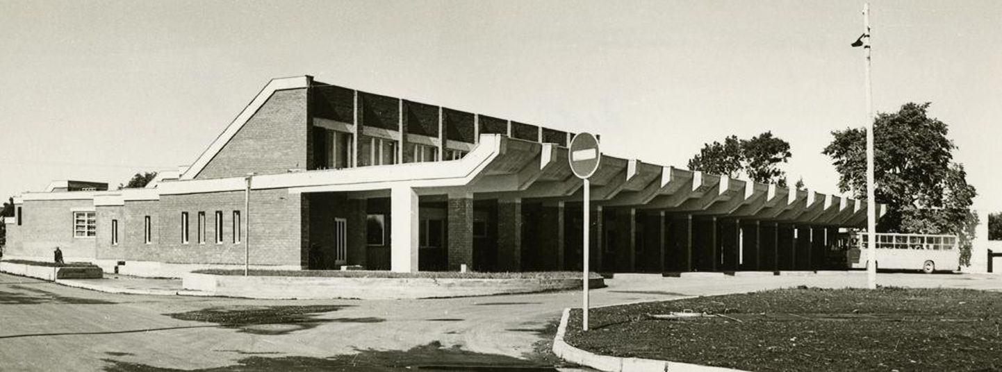 Kuressaare bussijaama projekteeris arhitekt Maie Penjam ning hoone ehitati 1984. aastal. Sisearhitektid on Tiiu Pai ning Tiia Savi.