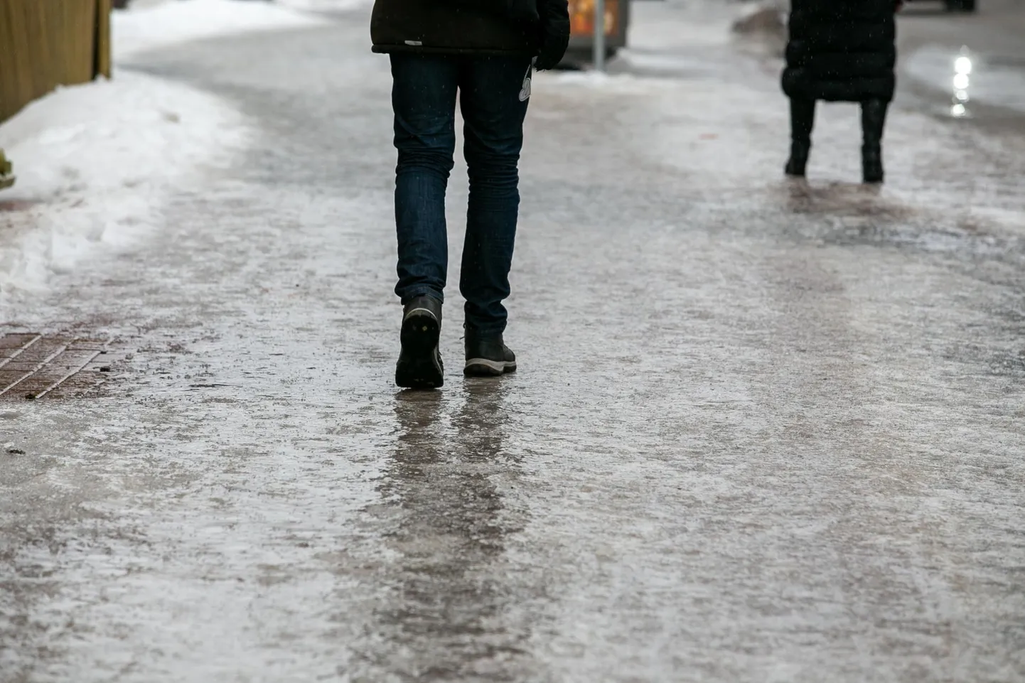 Jäävihm muudab sõiduteed ja kõnniteed erakordselt libedaks.
