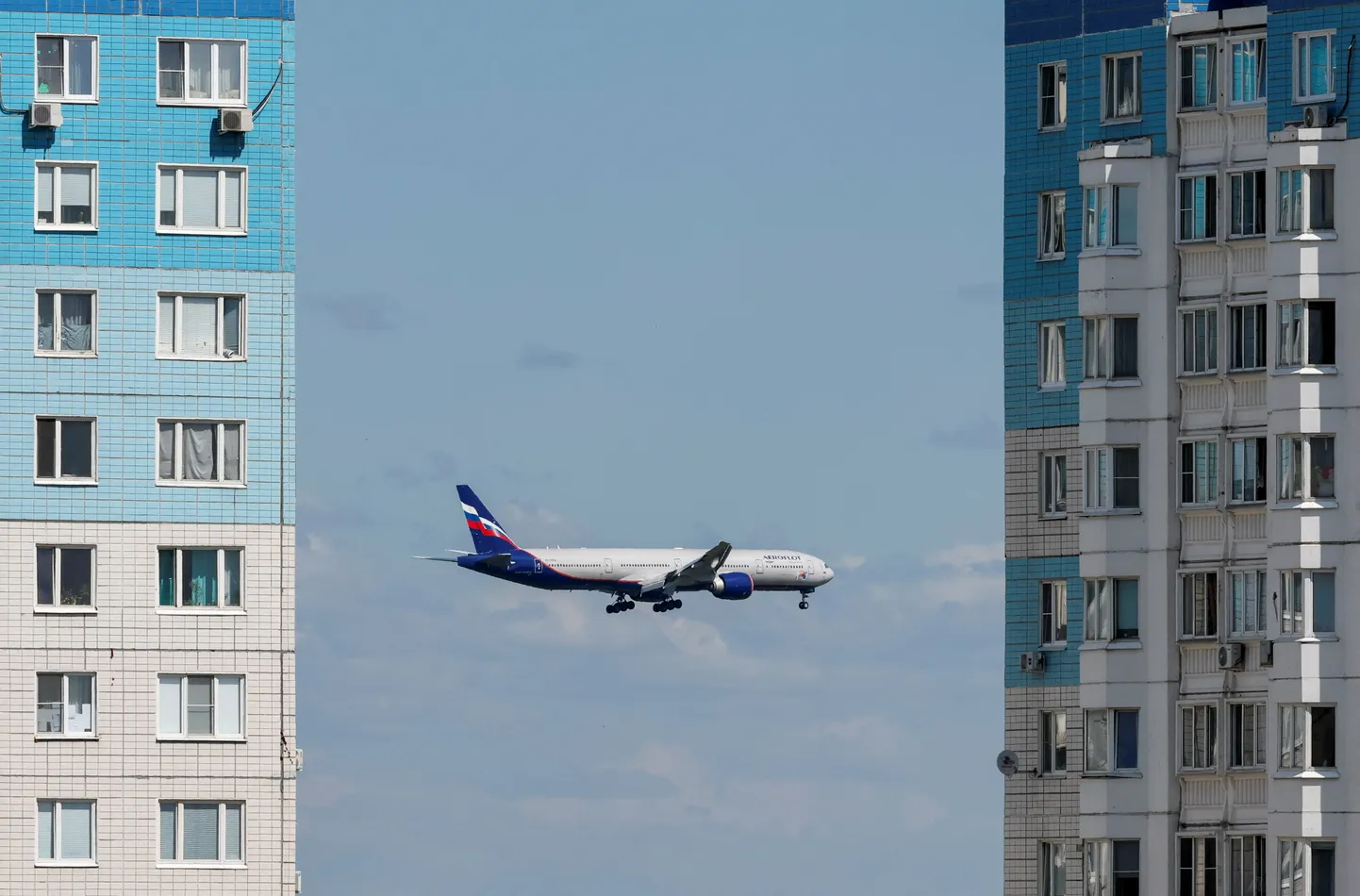 Самолет в небе над Москвой