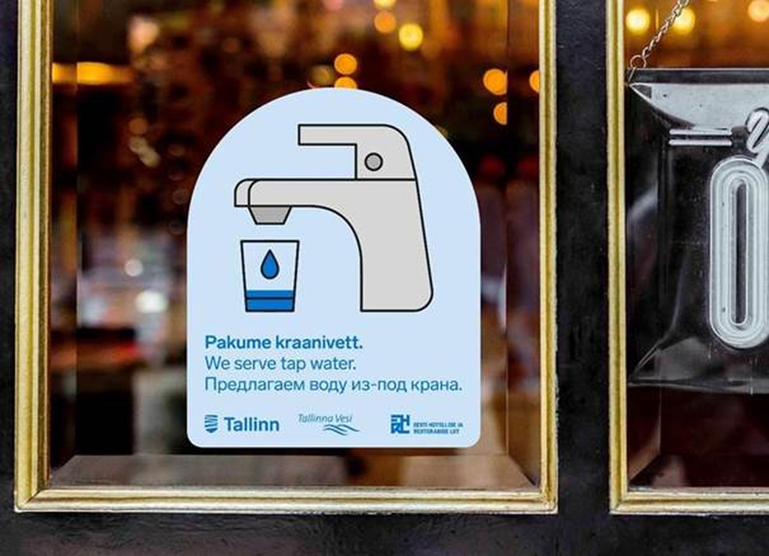 Присоединившиеся к кампании «Предлагаем питьевую воду из-под крана» заведения можно распознать по специальной наклейке на входной двери.