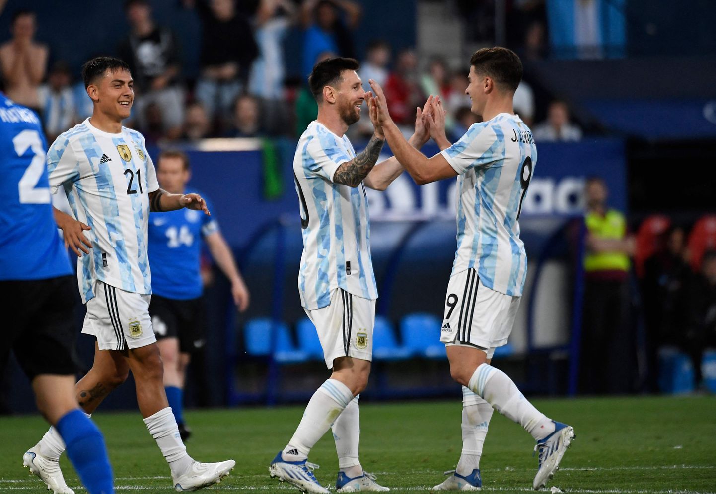 Lionel Messi (keskel) rõõmustamas oma neljanda värava üle, mis ta lõi Eesti koondise väravavahi Matvei Igoneni selja taha.