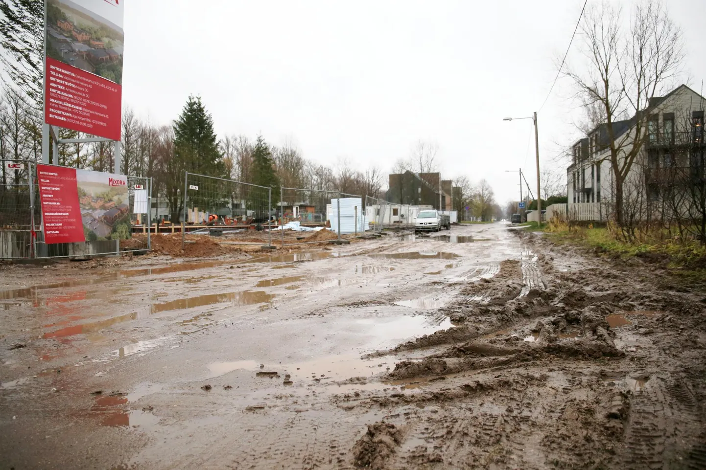 Oa tänava lõpus ehitusplatside ees on oht väiksema sõiduautoga mutta kinni jääda.