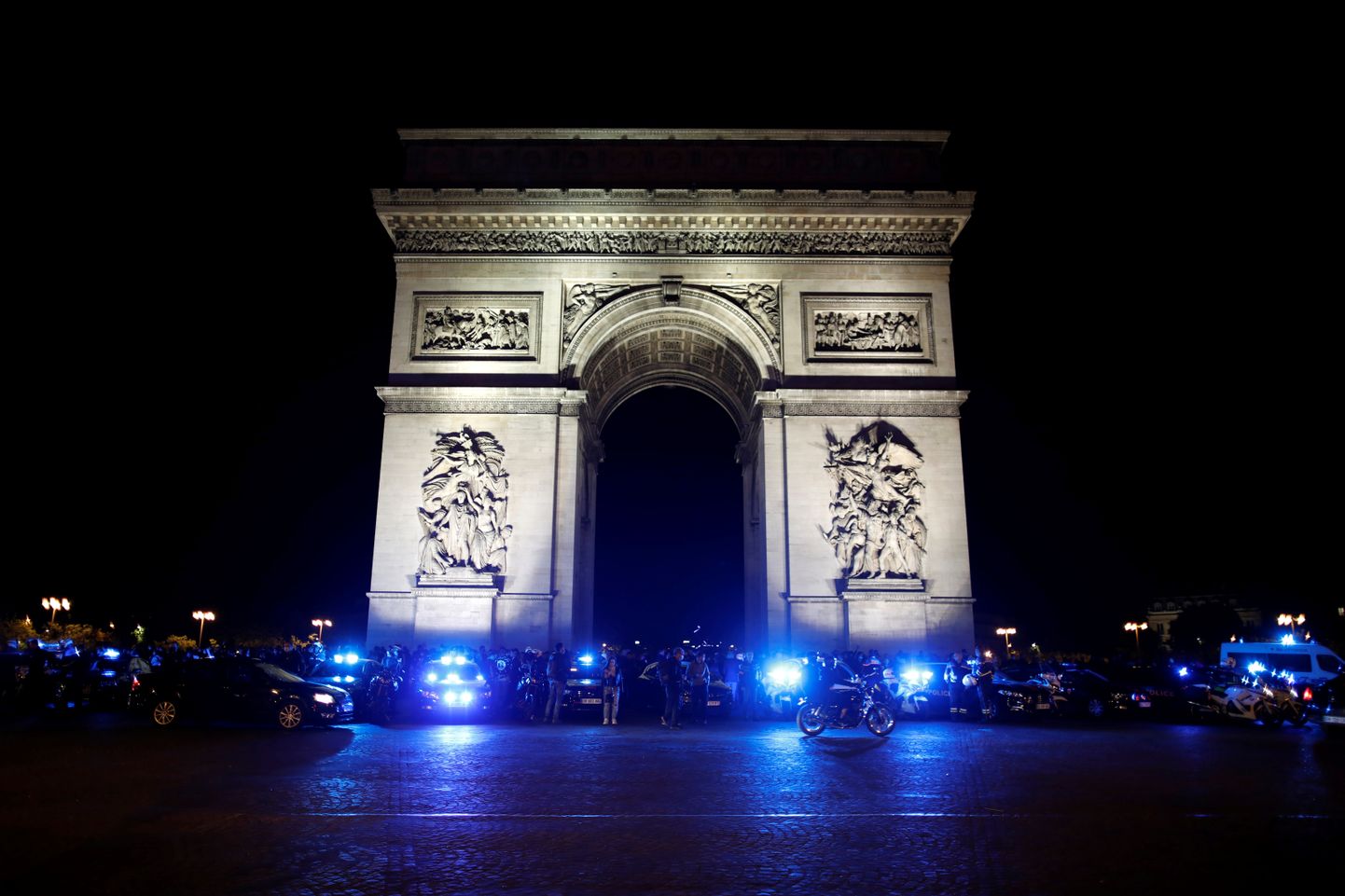 Prantsuse politseinikud avaldasid esmaspäeva õhtul meelt siseminister Christophe Castaneri reformide vastu, mille hulgas oli ka vastuoluline kägistamisvõte, mida korrakaitsjad rakendavad keerulisematel kinnipidamistel.