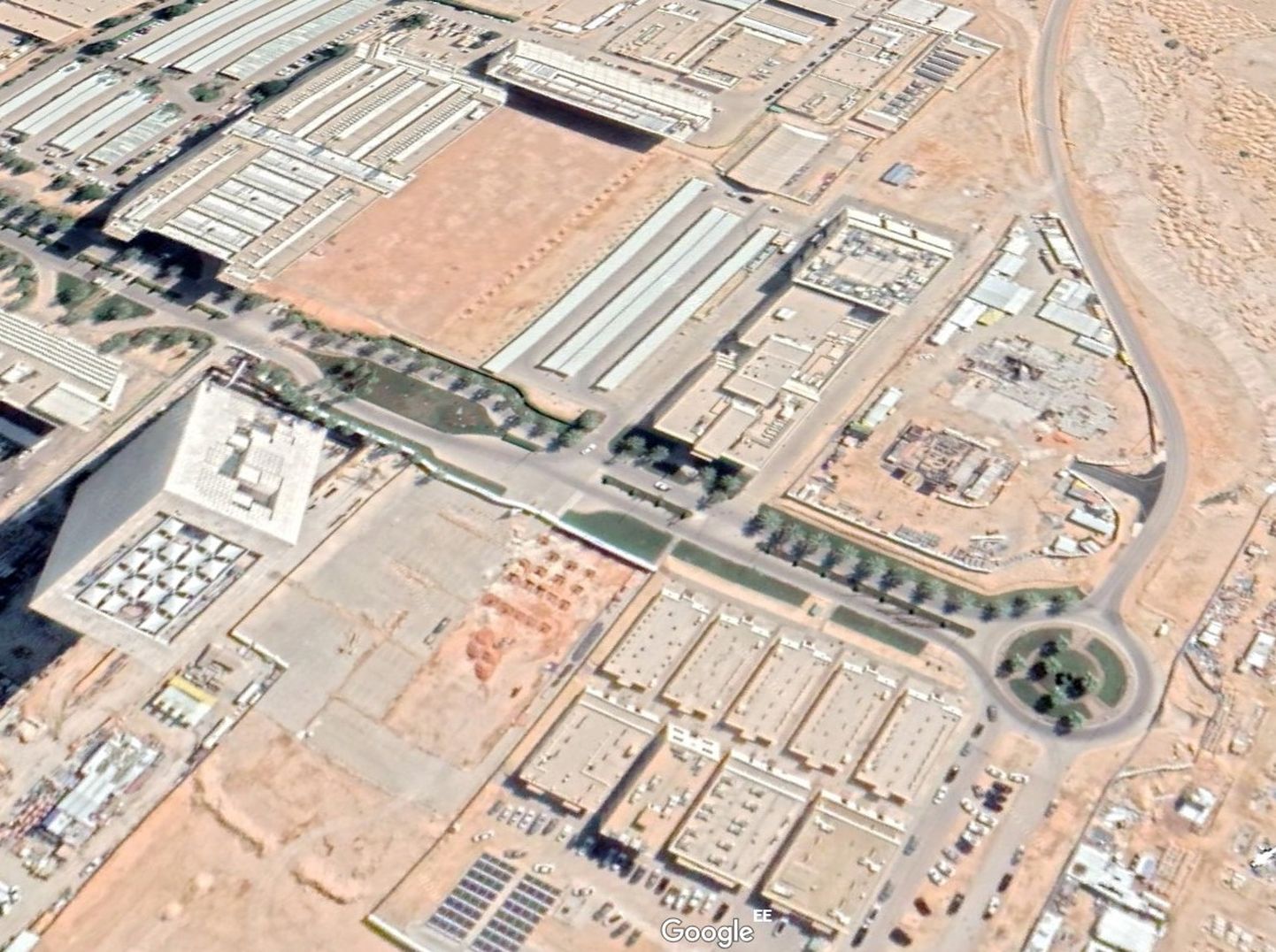 GoogleEarthis äsja avaldatud satelliidipildilt on näha, et Saudi Araabia esimene tuumareaktor (haljasala kohal foto paremas servas) Kuningas Abdulazizi teaduslinnaku edelaservas on peagi valmis.