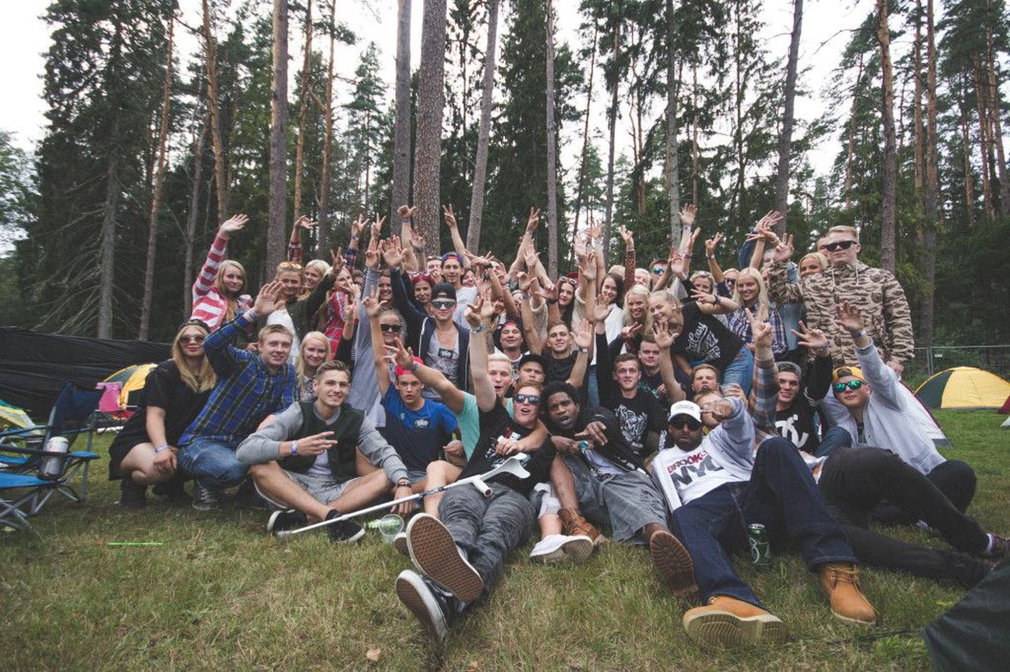 Osa möödunud aastal Eesti hiphopfestivalil käinud viljandlastest. Pildile hüppasid ka üritusel esinenud välisartistid.