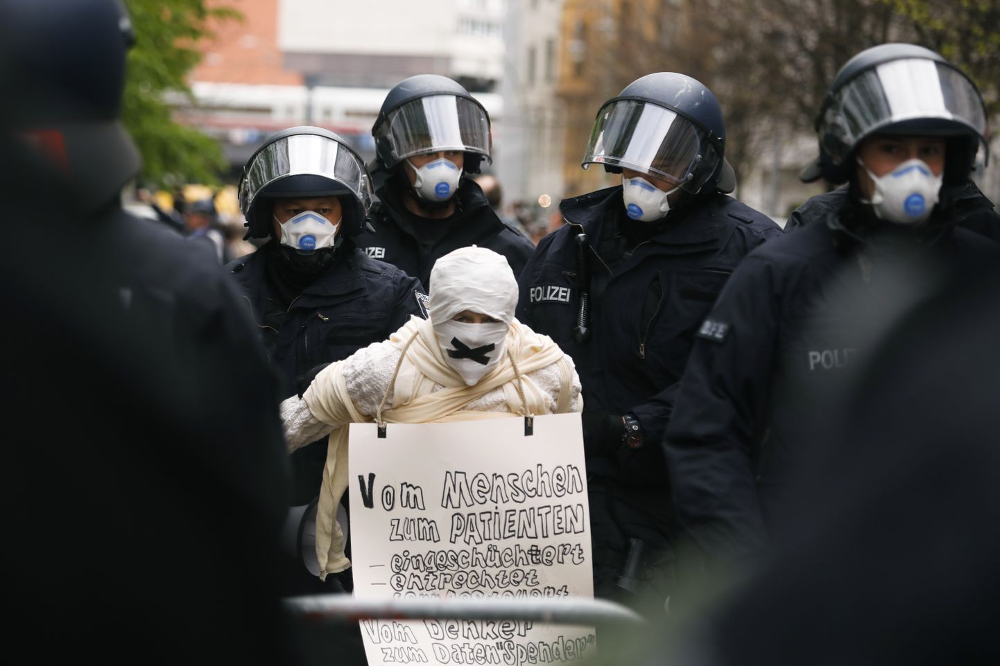Politseinikud võtsid kinni meeleavaldaja, kes on koroonaviiruse tõttu kehtestatud eripiirangutes protestimisel ebaseaduslikult väljas. Meeleavaldaja protesteeris eripiirangute vastu Berliinis.