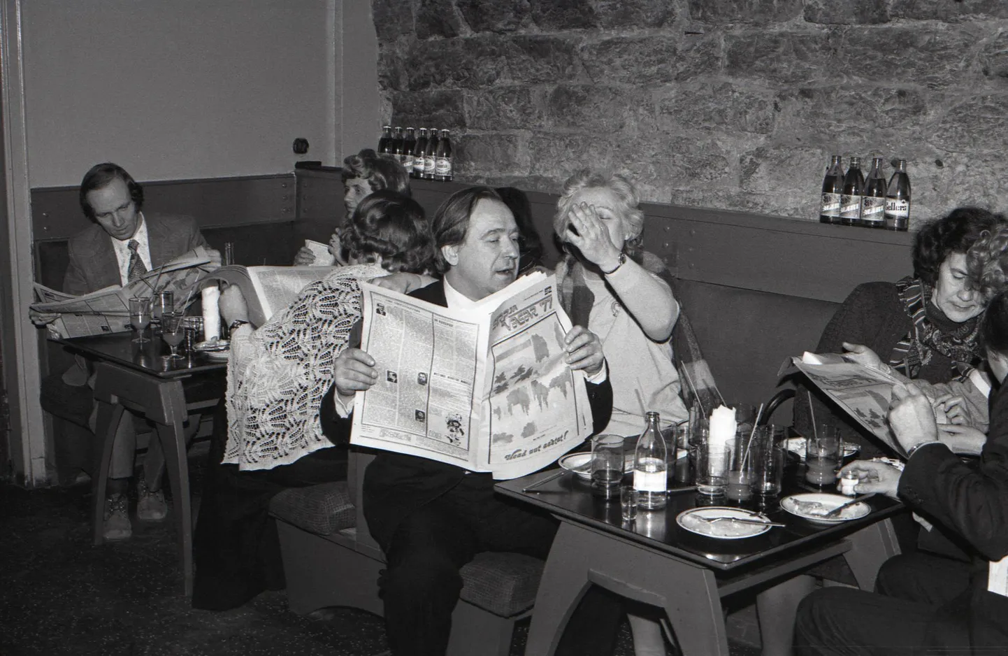 Need olid ajad! Seltskond KuKu klubis on kätte saanud värske Sirbi ja Vasara. 1977.