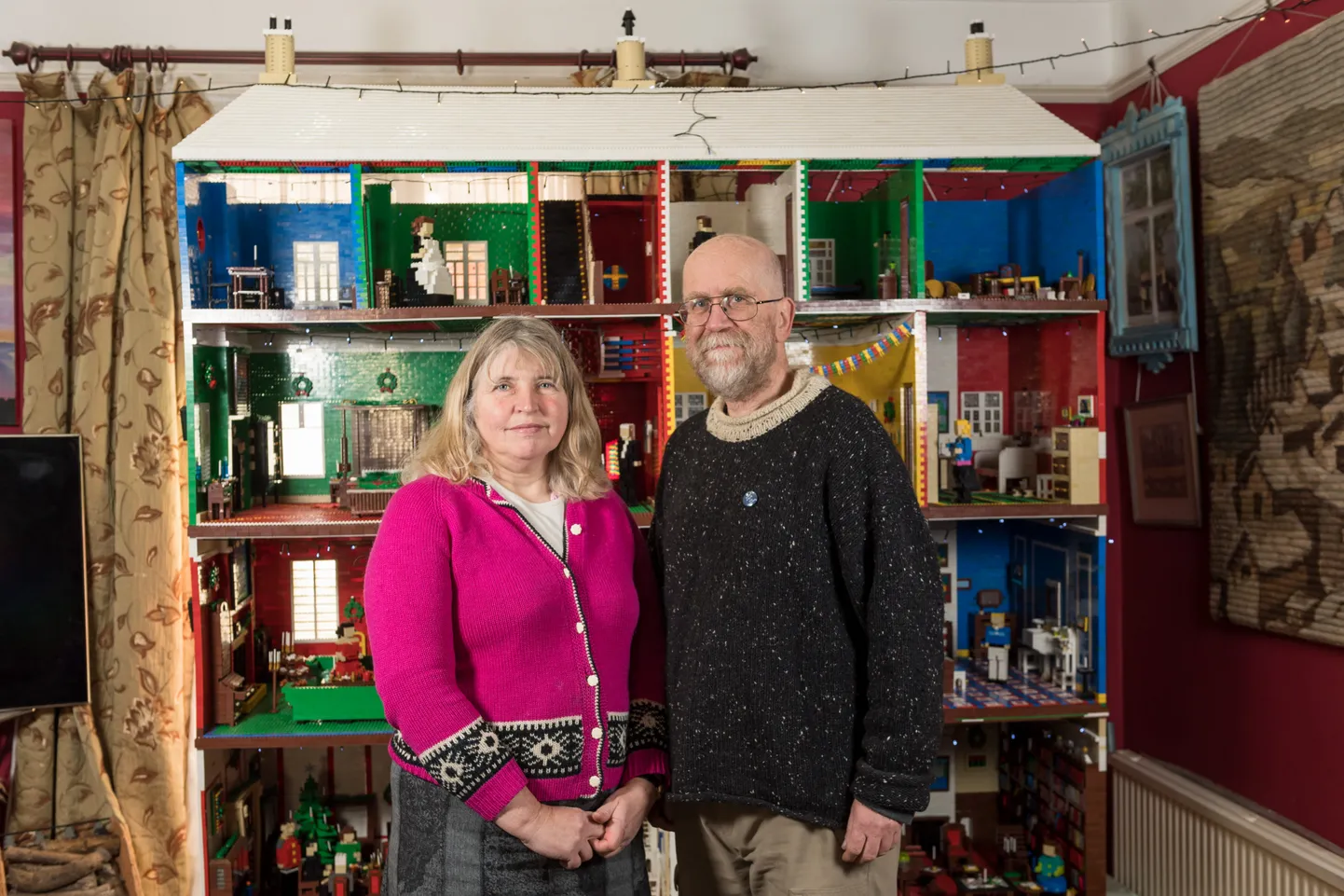 Mike ja Catherine oma tänavuse jõulukaunistuse ees poseerimas.