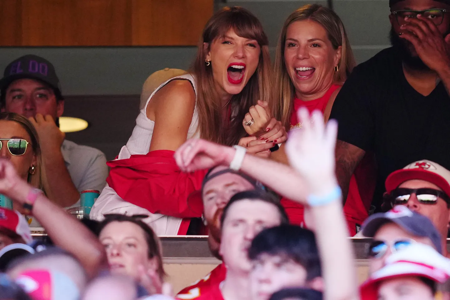 Taylor Swift (keskel) NFLi klubi Kansas City Chiefsi VIP-loožis.