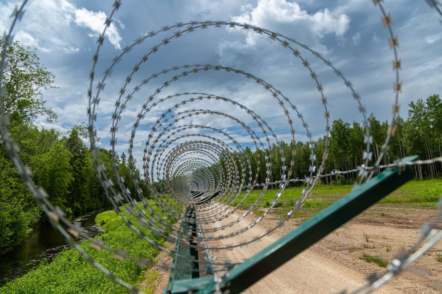 Забор на границе Эстонии и России.