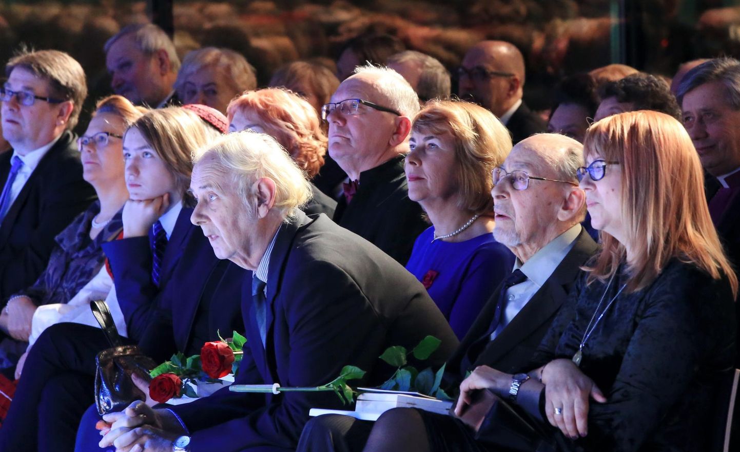 Aukodanikud Heldur Viires (paremalt teine), Leida Kikka ja Ago Kõrgvee elavad kaasa aktuse kontsertetendusele «Tartu muinasjutt».