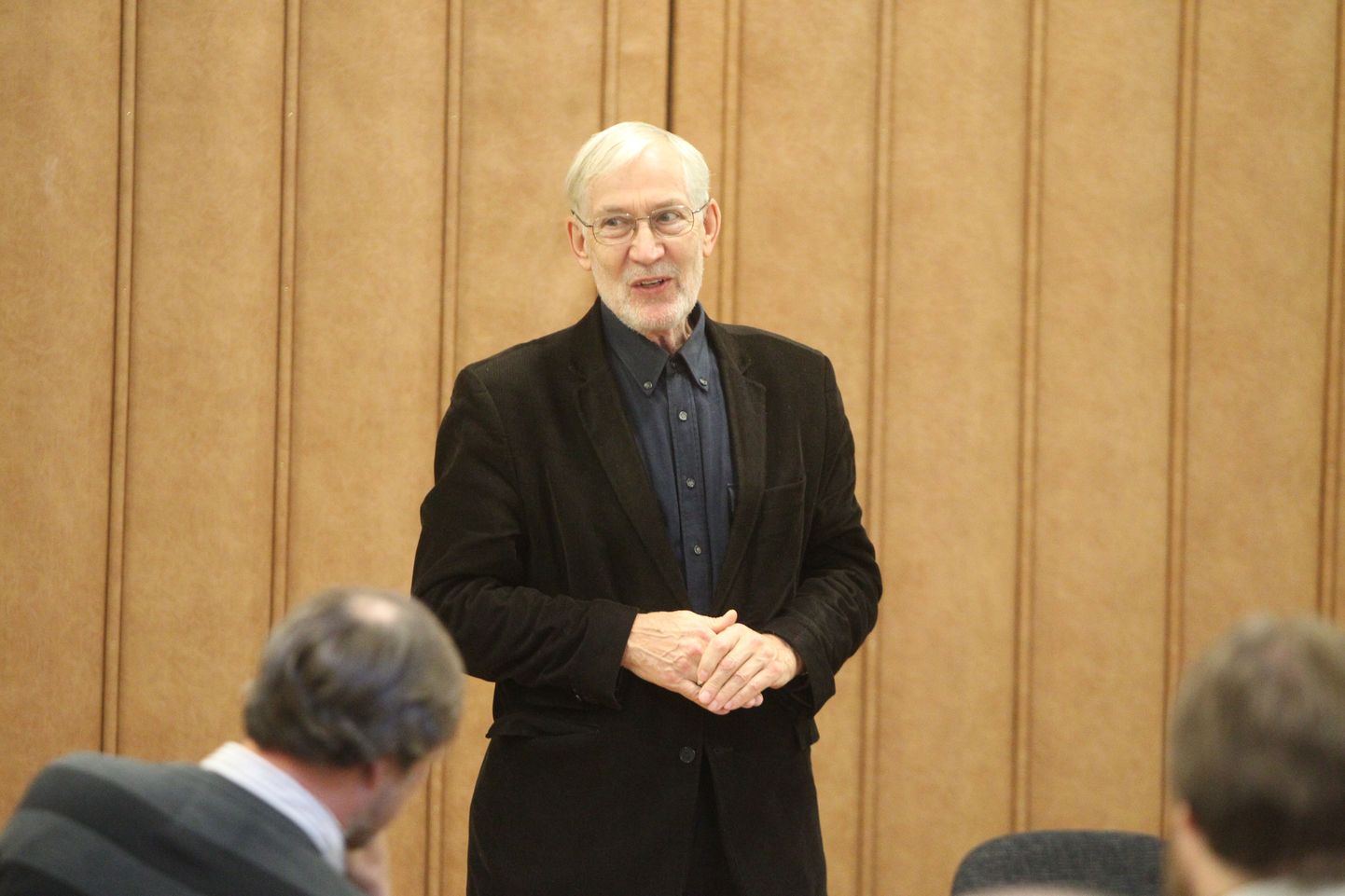 Jaan Kaplinski esitles kirjandusmuuseumi saalis luuleplaati "Kolmel häälel" ja proosaraamatut "Mõtsa ja tagasi".