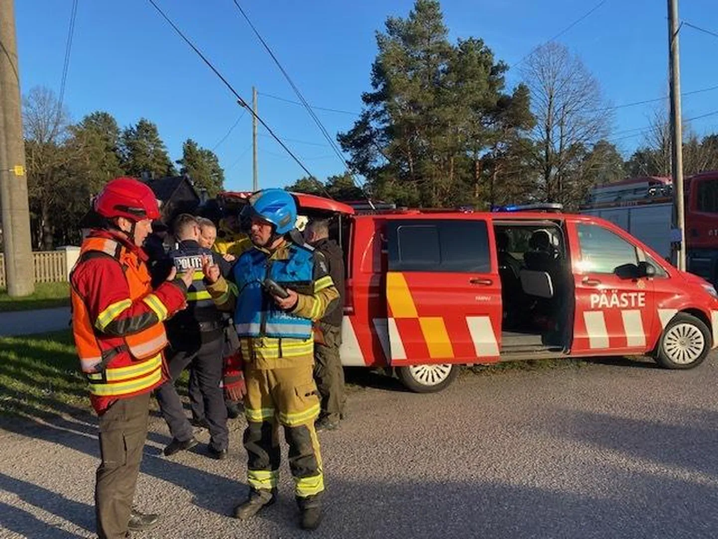 Päästetööde juht Märt Hindreus (vasakul) tõdes, et tegemist oli päästjatele erakordse sündmusega.