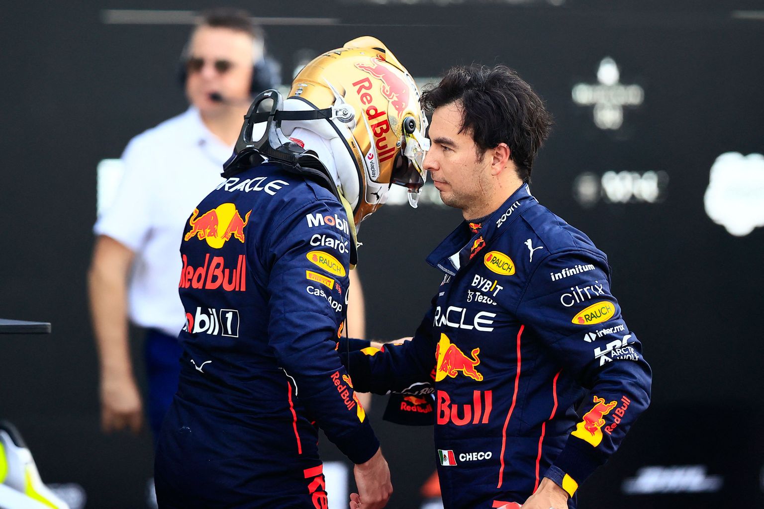 Max Verstappen (vasakul seljaga) ja Sergio Perez.