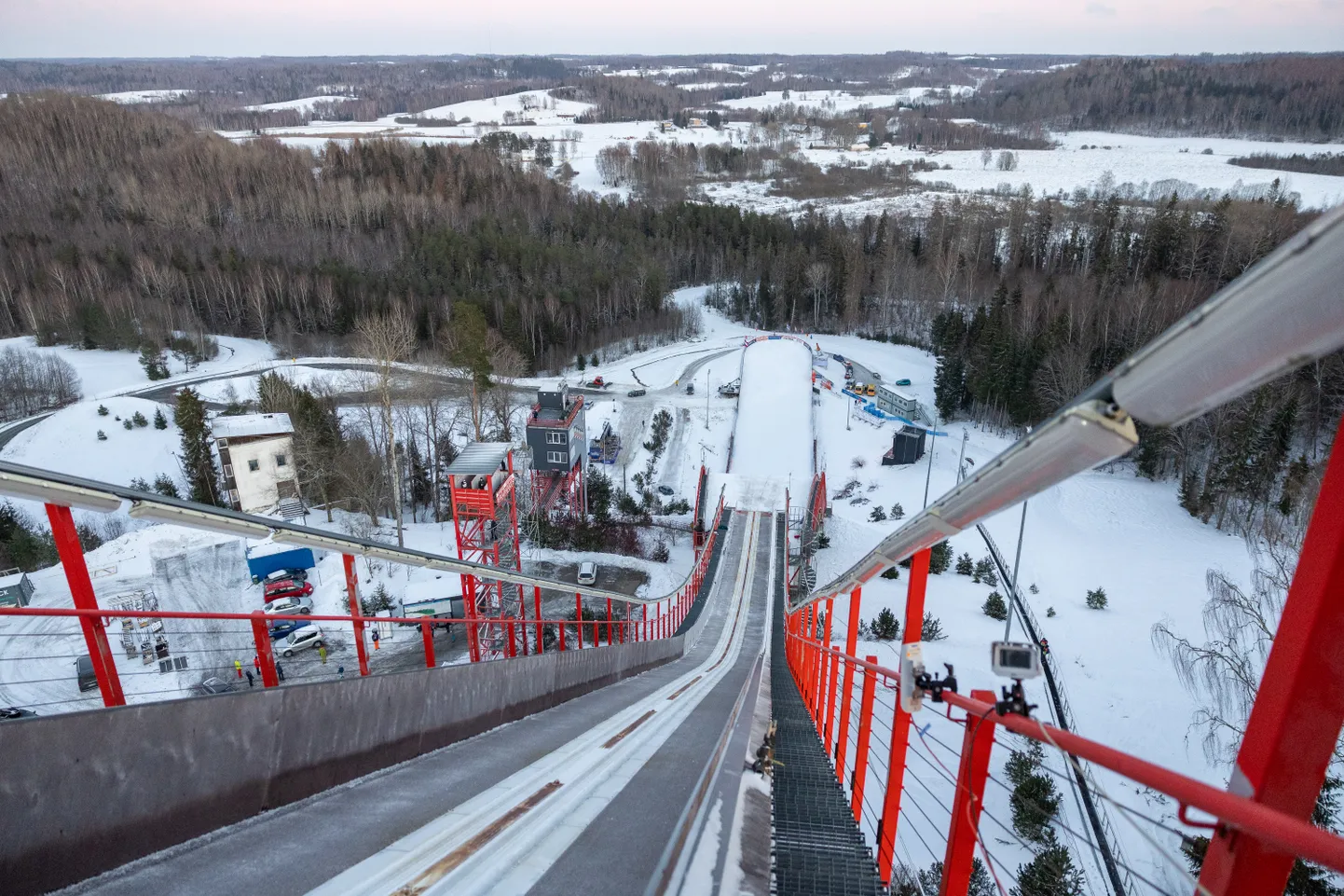 Tehvandi hüppetornis vilistanud suur tuul ajas Postimehe fotograafile lausa hirmu nahka.