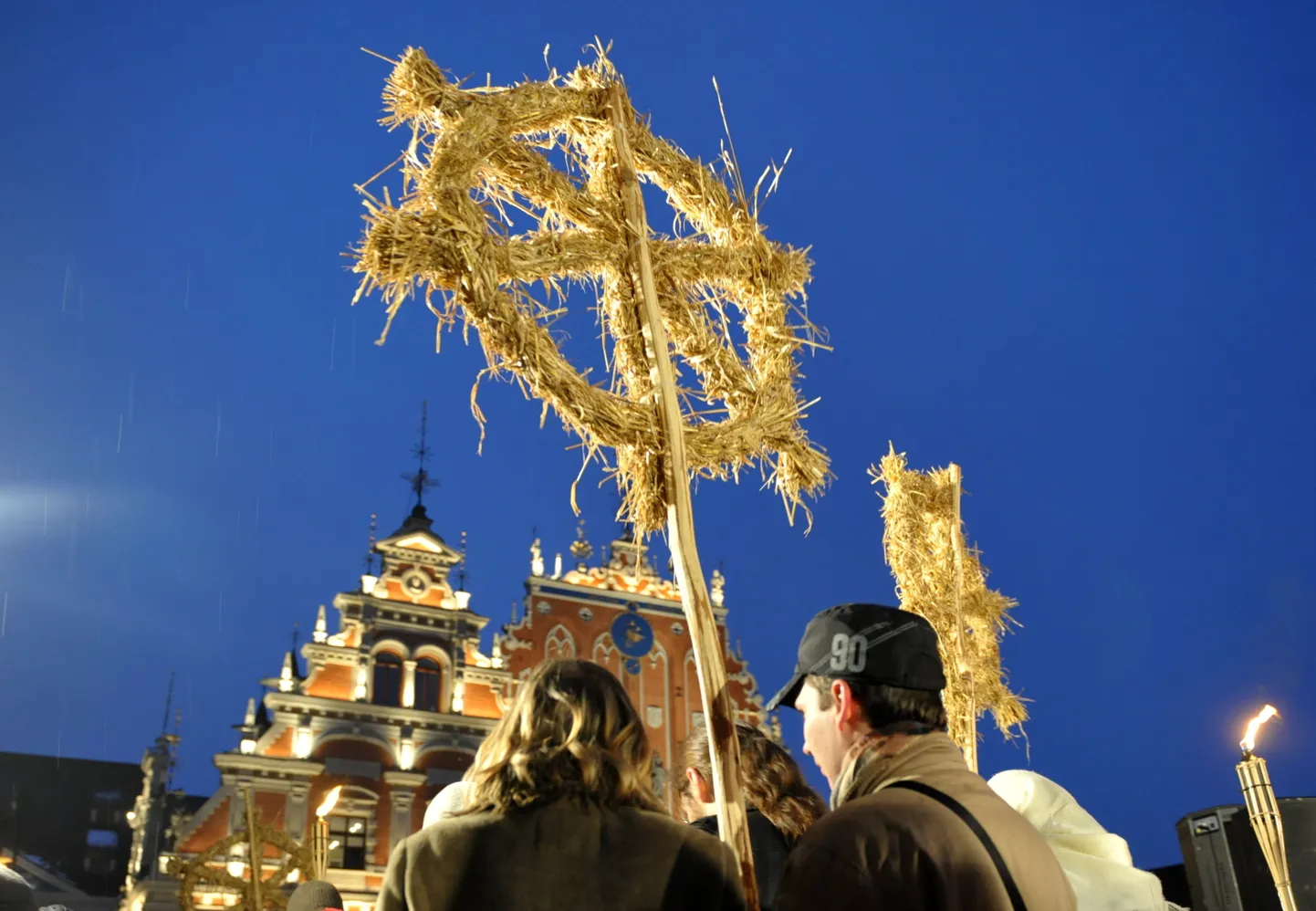 Vecrīgā notiek tradicionālais bluķa vilkšanas pasākums.