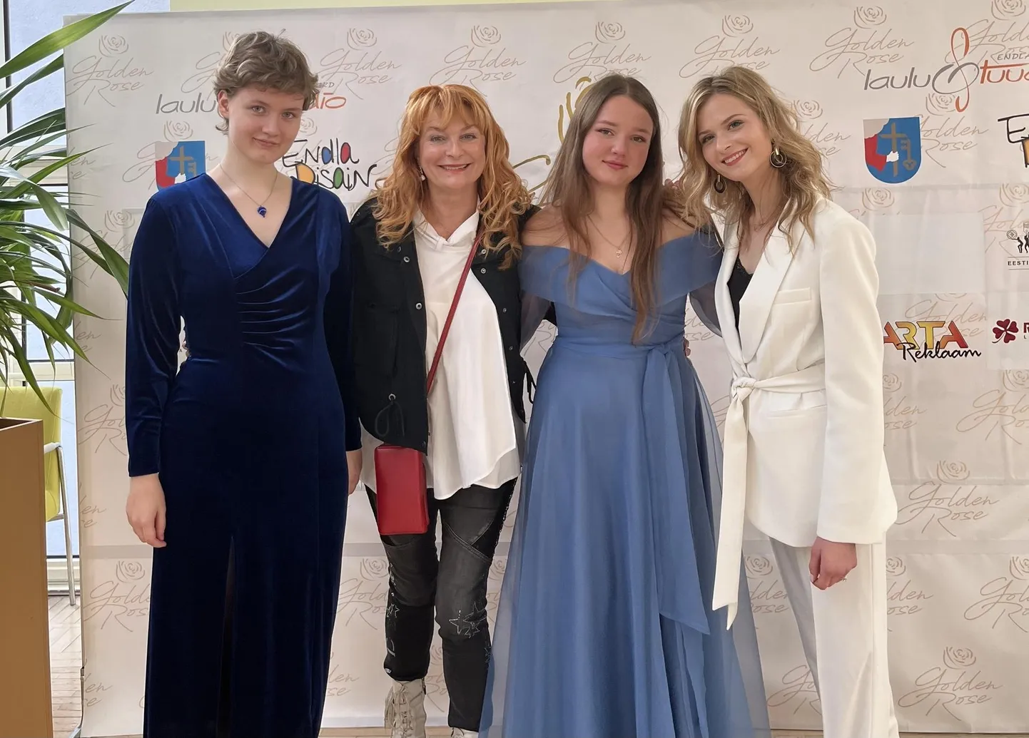 Joy solistid Laura Krastina (paremalt esimene) ja Jekaterina Neuimina, stuudio juht Marina Jerjomina ja solist Elina Kortel