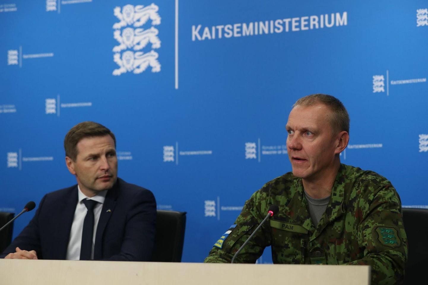 Kaitseminister Hanno Pevkur ja kaitseväe juhataja asetäitja kindralmajor Veiko-Vello Palm eilsel pressikonverentsil.