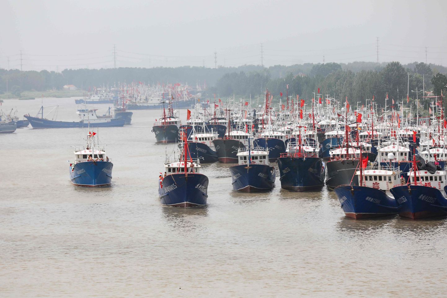 Hiina kalalaevad Jiangsu provintsis Lianyungangis. Piirkonna kalamehed on viimastel aastatel sageli tõmmanud koos saagiga välja ka luuredroone.