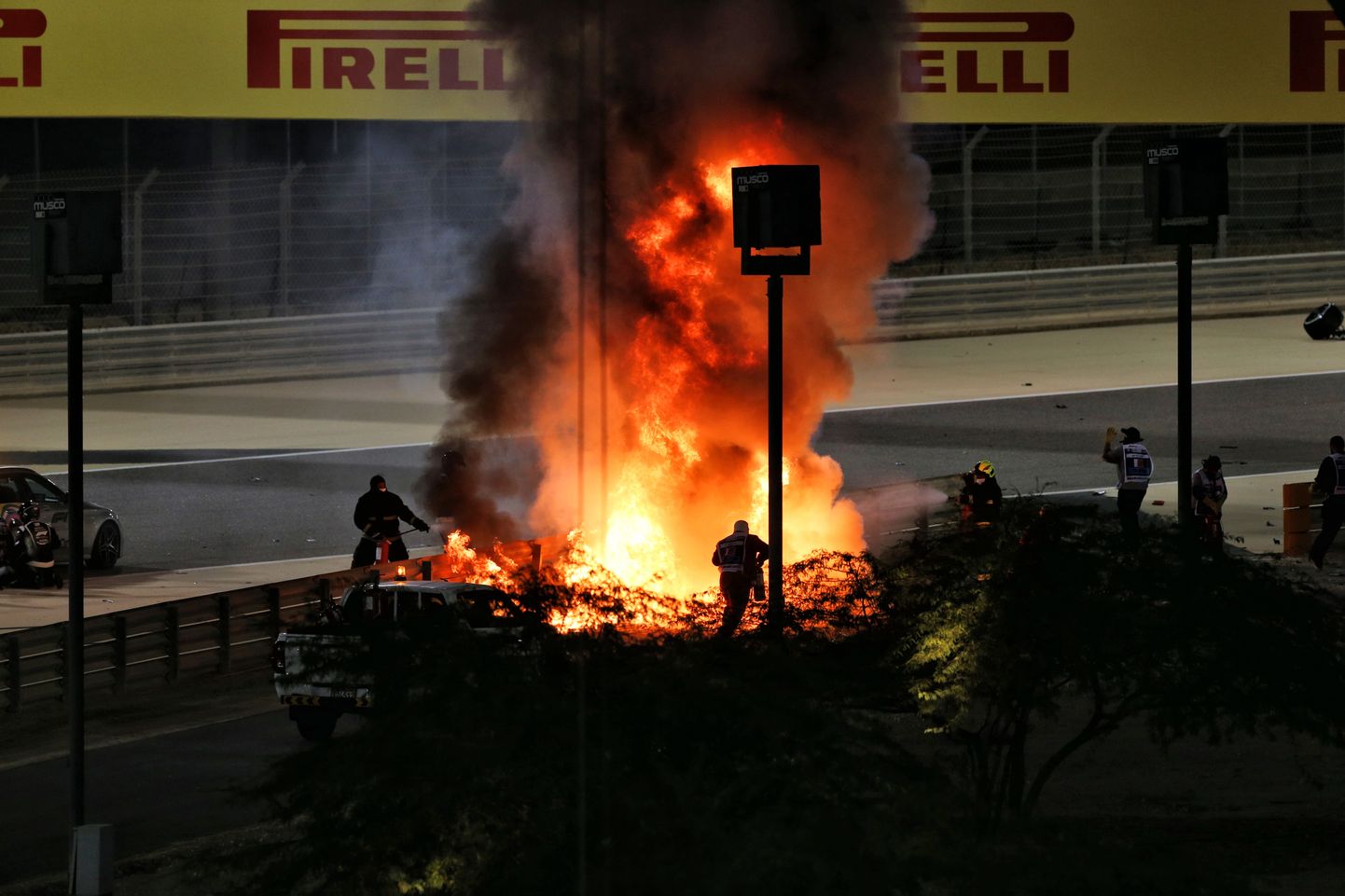 На гонке Формулы-1 загорелся автомобиль Ромена Грожана.