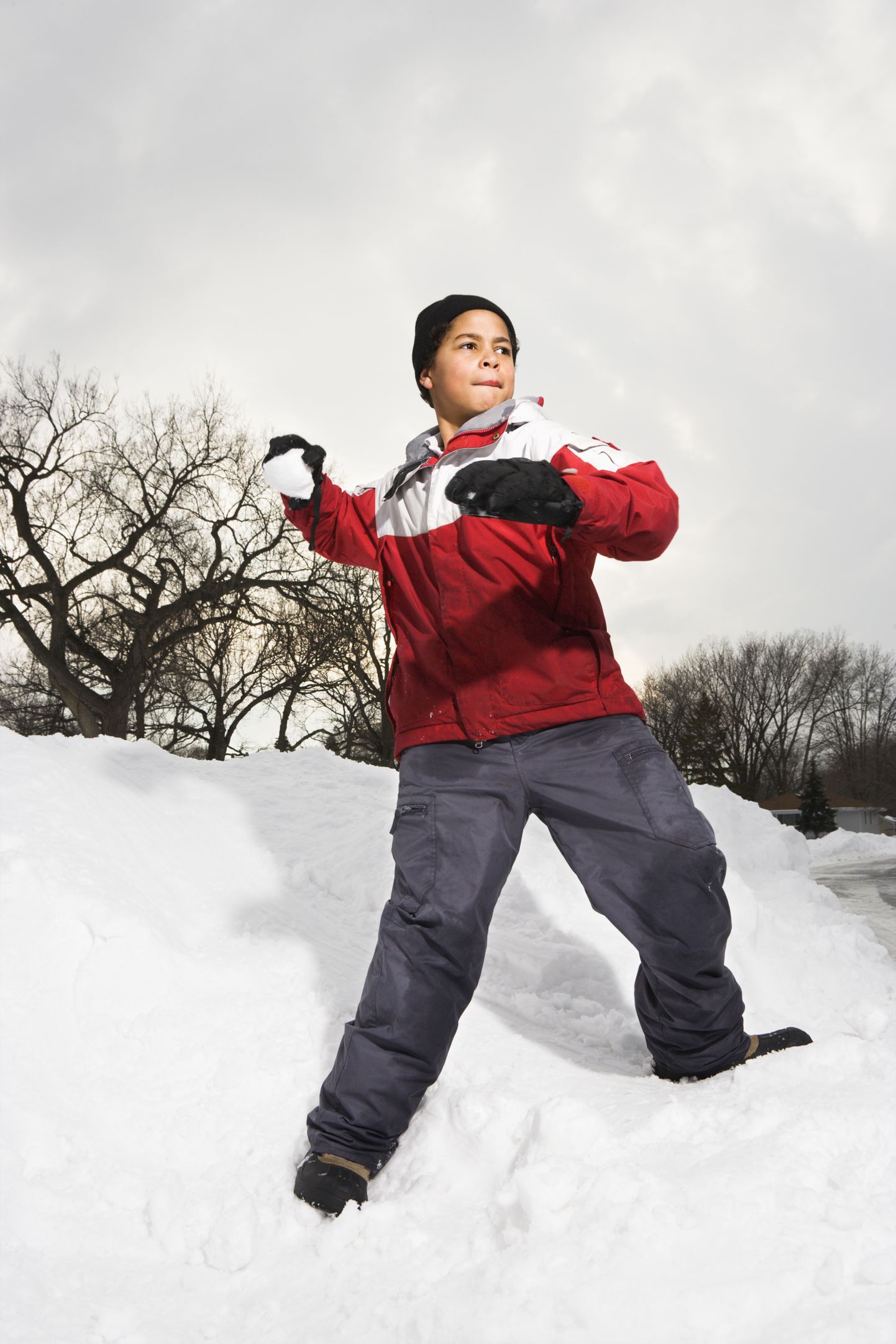 Мальчик кидает снежок. Фото иллюстративное.