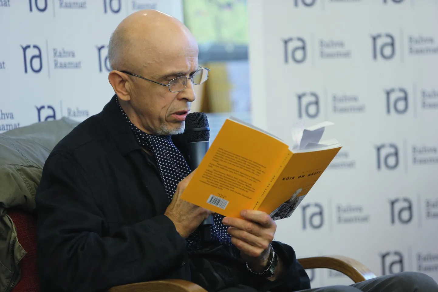 Mihkel Muti värskeima raamatu «Kőik on hästi» esitlusel Rahva Raamatus.
