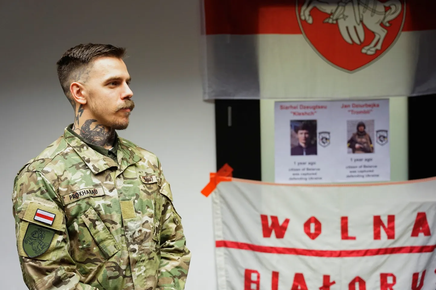 Dzianis "Kit" (Vaal) Prokharau (Deniss Prohhorov) on Ukrainas võitlevate Valgevene opositsioonilistest vabatahtlikest koosneva Kastus Kalinouski nimelise rügemendi, mis kuulub Ukraina relvajõudude koosseisu, üks komandöridest. Sel 29. jaanuaril 2024 tehtud fotol osaleb ta kohtumisel Poolas Gdanskis sealse valgevenelaste kogukonna esindajatega.