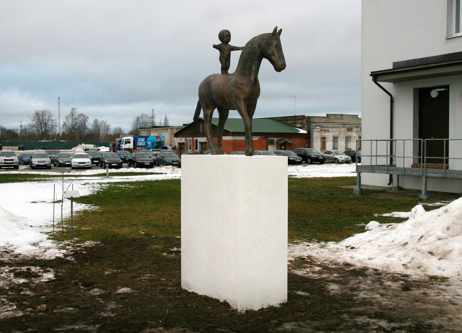 Стоящий у проходной Йыхвиского военного городка конный монумент виден и с улицы Парги.