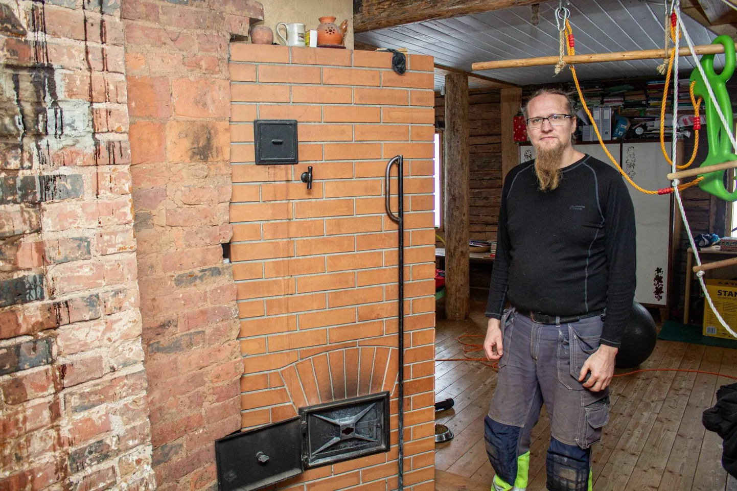 Hajaasustuses ei saa ahjuta. Kui elekter ära on, saab Koobassaare küla elanik Tarvo Arumäe oma maja kütta vähemasti puuhalgudega. Kolmapäeval said tema ja teised kohalikud tänu Elektrilevi alajaama paigaldatud generaatorile siiski korraliku voolu tagasi.