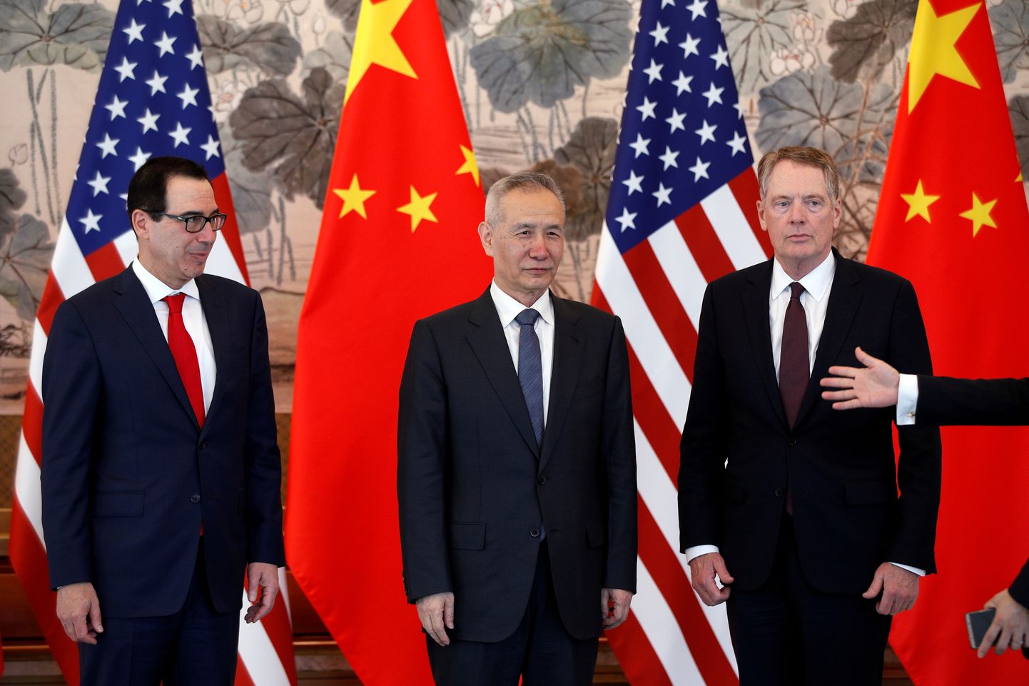 Hiina asepeaminister Liu He (keskel) koos USA rahandusministri Steven Mnuchini (vasakul) ja USA kaubandusesindaja Robert Lighthizeriga (paremal).