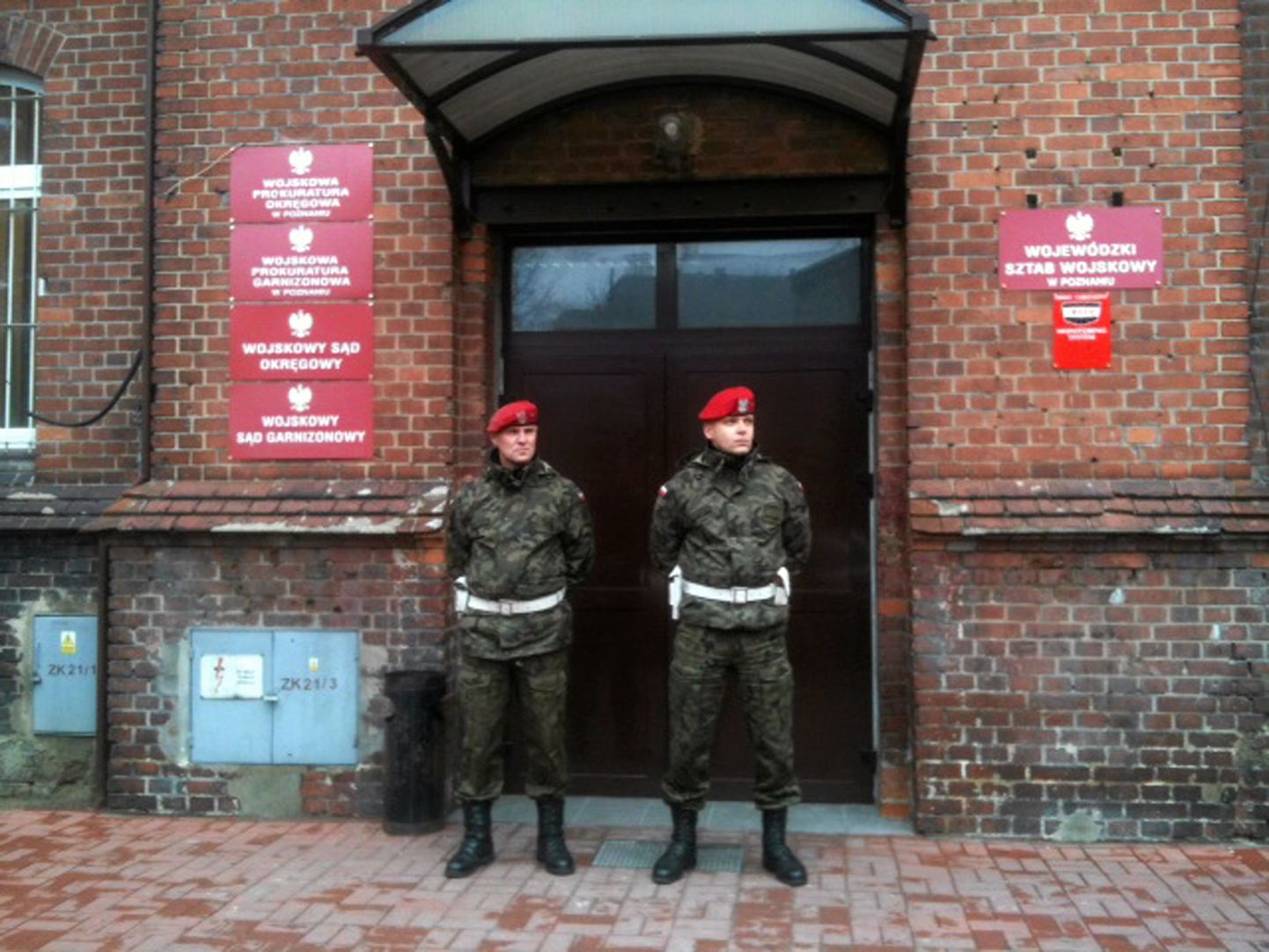 Sõjaväepolitseinikud Poznańi sõjaväeprokuratuuri ees.