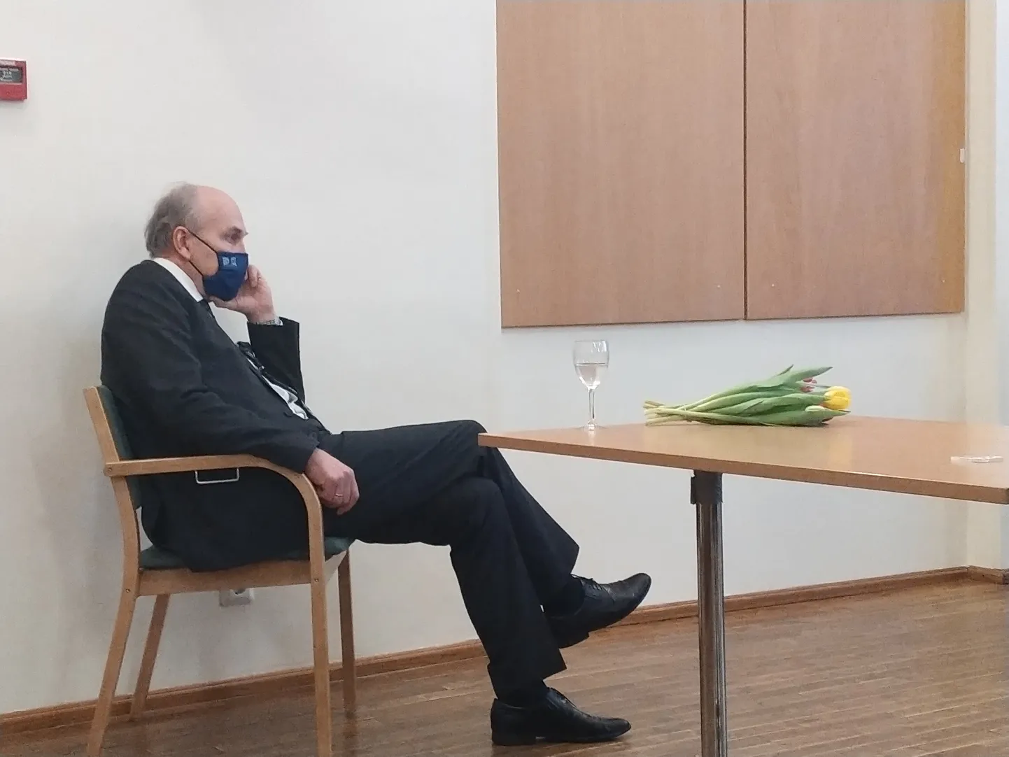 Umbusaldusega volikogu esimehe kohalt taandatud Aivar Kokale anti lahkumise puhul ka punt tulpe.