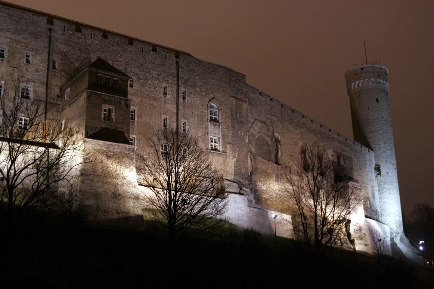 Laupäeva õhtul vajuvad ka Pikk Hermann ja Toompea müür tunniks ajaks pimedusse.