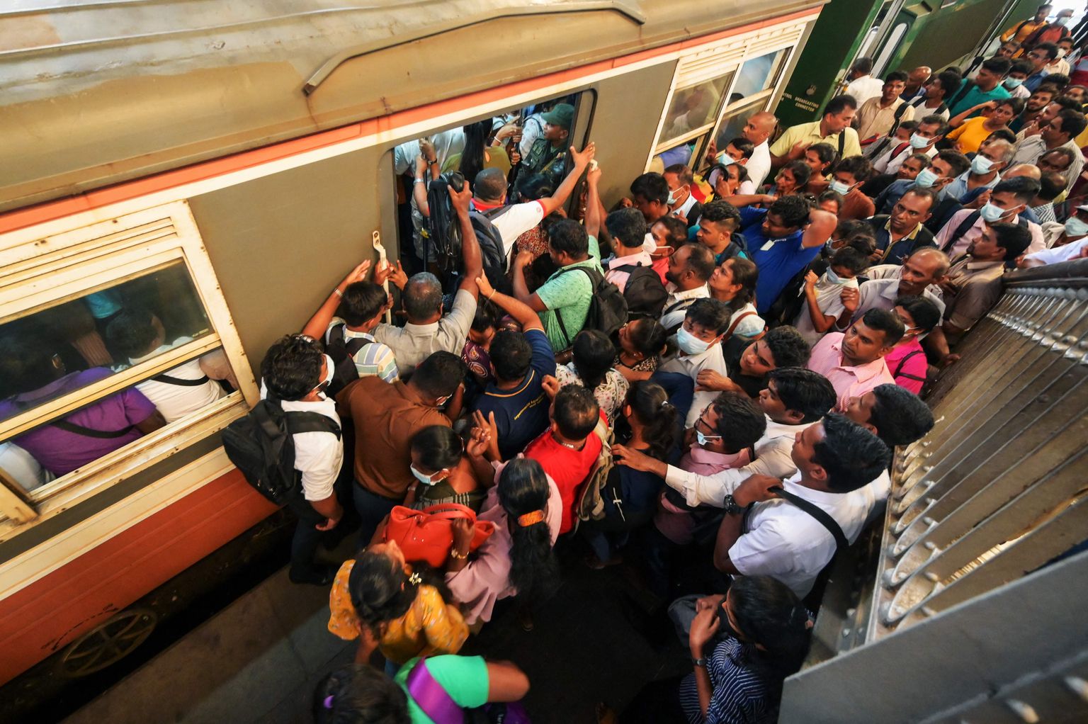 Sri Lankal põhjustas transporditöötajate streik ühistranspordis kaose.