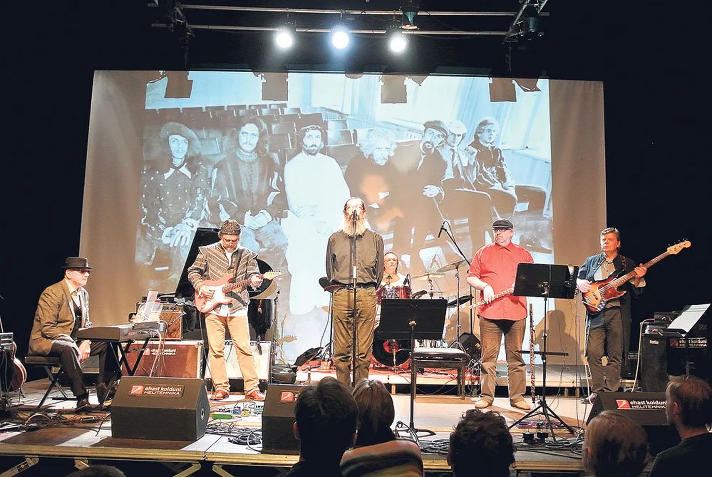 Ansambli E = mc2 esinemise võttis festivali publik 1. novembril Tartu Uues Teatris vastu uhke aplausi ja püstitõusmisega. Ekraanile oli aeg-ajalt kuvatud sama bändi pilt peaaegu samas koosseisus aastast 1983.