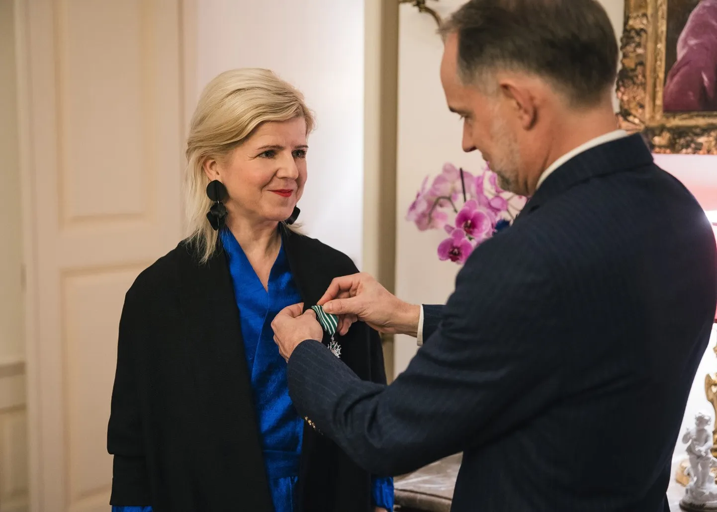Prantsuse suursaadik Emmanuel Mignot andis Juhan Kuusi Dokfoto Keskuse juhile Kristel Laurile üle Prantsusmaa riikliku kunstide ja kirjanduse rüütlijärgu ordeni.