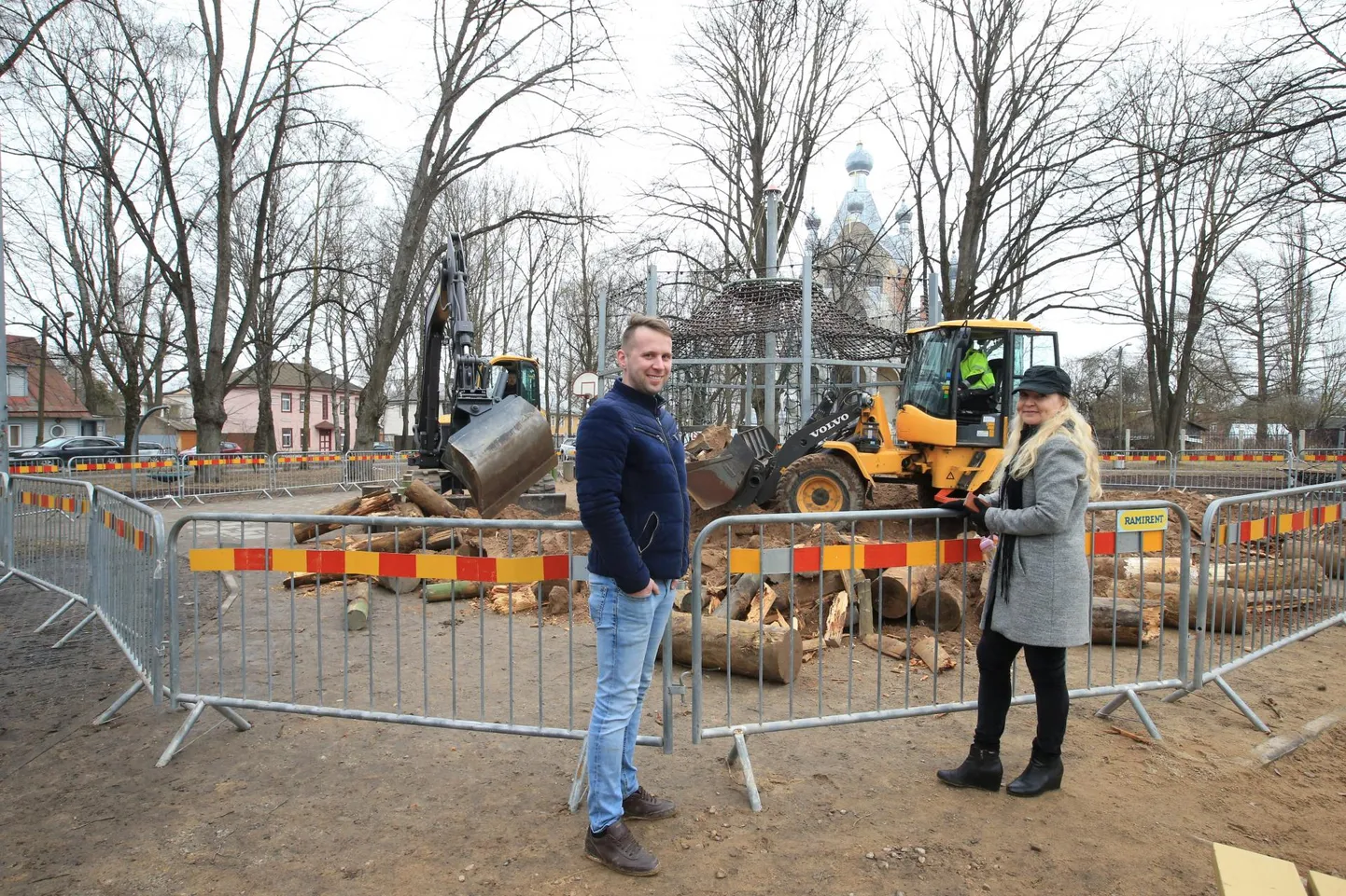 Tartu linnavalitsuse haljastus- ja puhastusteenistuse juhataja Eda Põldma ning osaühingu Lars Laj Eesti tegevjuht Maikol Kriiva hoiavad Sõbra tänaval kuraditosin aastat tagasi valminud mänguväljaku põhjalikul ümberehitusel silma peal.